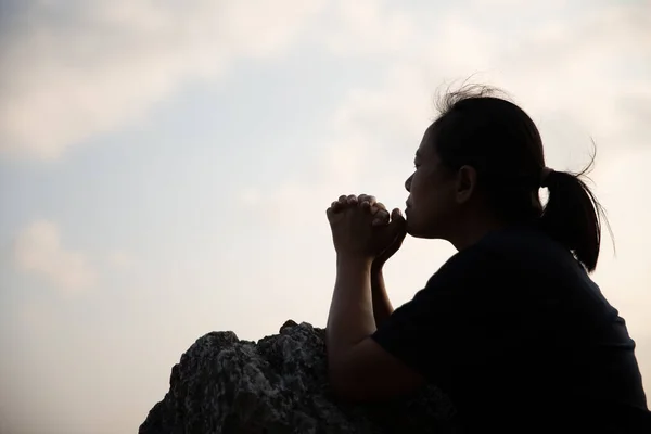 女性は神に祈り アジアの女性をポーズ 女の子大人のファッショナブルなモデルは 瞬間を感じ 楽しみ 上の山の幸福 女性キリスト教徒の崇拝者 — ストック写真
