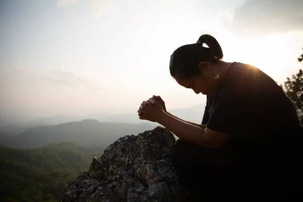 Vrouw Bidt Tot God Poseert Aziatische Vrouwen Meisje Volwassen Modieus — Stockfoto