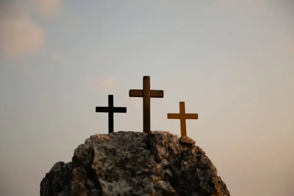 Três Cruzes Sagradas Jesus Cristo Brilhando Através Céu Vermelho Nuvens — Fotografia de Stock