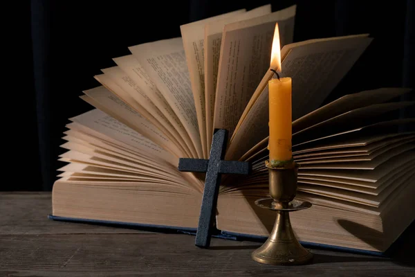 Csendélet Évszázados Könyvvel Fakereszttel Vallási Hagyományok Lényegének Megragadása Antik Biblia — Stock Fotó