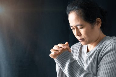 Dua eden bir kadın. Kutsal bir odanın sessiz karanlığında avuntu arıyor, ruhsal bağlantı arıyor. Kendinizi bu derin anın sükunetine ve farkındalığına bırakın..