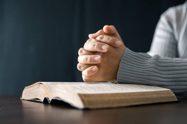 Dua eden bir kadın. Kutsal bir odanın sessiz karanlığında avuntu arıyor, ruhsal bağlantı arıyor. Kendinizi bu derin anın sükunetine ve farkındalığına bırakın..
