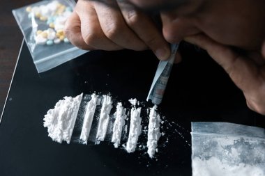 Uyuşturucu bağımlılığından umut ve iyileşme bul. Bir uyuşturucu rehabilitasyon merkezinde destek, terapi ve tedavi al. Madde bağımlılığından kurtul ve uyuşturucudan arınmış bir yaşam tarzını benimse..