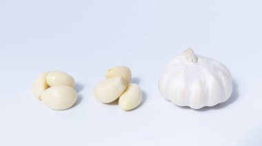 Beyaz arka planda taze sarımsaklı otlar. Bu mutfak malzemesi yemeklerinize doğal tat ve aroma katıyor. Gurme yemek ve yemek tasarımı için ideal. Her tarife lezzetli bir ilave..