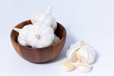 Beyaz arka planda taze sarımsaklı otlar. Bu mutfak malzemesi yemeklerinize doğal tat ve aroma katıyor. Gurme yemek ve yemek tasarımı için ideal. Her tarife lezzetli bir ilave..