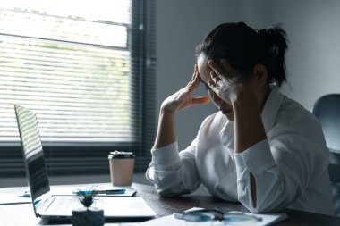 İş yerindeki depresyon ve stresle mücadele eden bir kadın, profesyonellerin karşılaştığı zorlukları vurguluyor. Bu görüntü, akıl sağlığının şirket ortamındaki çalışanlar üzerindeki etkisini yansıtıyor..