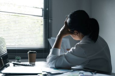 İş yerindeki depresyon ve stresle mücadele eden bir kadın, profesyonellerin karşılaştığı zorlukları vurguluyor. Bu görüntü, akıl sağlığının şirket ortamındaki çalışanlar üzerindeki etkisini yansıtıyor..