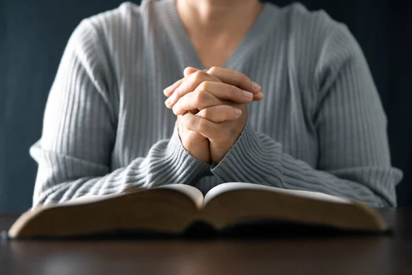 Žena Zapojená Modlitby Tiché Temnotě Posvátné Místnosti Hledá Útěchu Duchovní — Stock fotografie