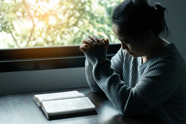 Egy Ablak Mellett Imádkozik Átöleli Odaadást Elmélkedik Spirituális Hitéről Szelíd — Stock Fotó