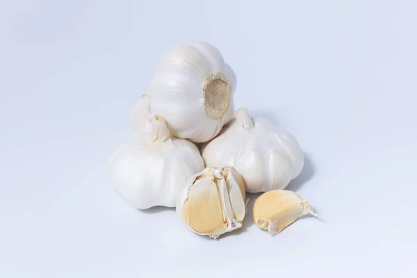 stock image Fresh garlic herb food on a white background.This culinary ingredient adds natural flavor and aroma to your meals. Ideal for gourmet cooking and food styling. A tasty addition to any recipe.