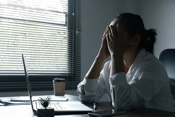 Een Vrouw Vecht Tegen Depressie Stress Haar Werkplek Belicht Uitdagingen — Stockfoto