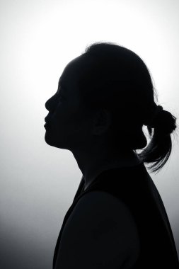 Cinsel şiddet kavramı, tecavüz kadın ihlalini durdurmak. Uluslararası Kadınlar Günü. Genç bir kız üzgün, başını diz çöktü. Şiddeti ve tecavüz kavramını durdurun, kadın hakları ihlalleri. Mutsuz kadın yalnızlıktır..