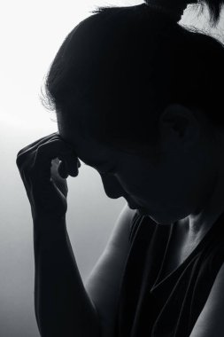 Cinsel şiddet kavramı, tecavüz kadın ihlalini durdurmak. Uluslararası Kadınlar Günü. Genç bir kız üzgün, başını diz çöktü. Şiddeti ve tecavüz kavramını durdurun, kadın hakları ihlalleri. Mutsuz kadın yalnızlıktır..