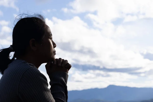 Mujer Orando Adorando Dios Montaña Por Una Buena Vida — Foto de Stock