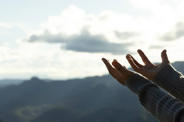 Mujer Orando Adorando Dios Montaña Por Una Buena Vida —  Fotos de Stock