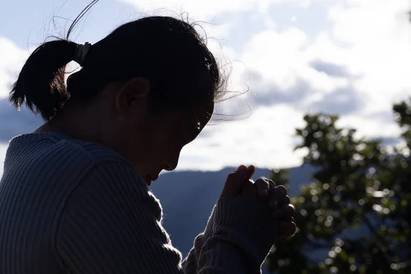 Γυναίκα Προσεύχεται Και Λατρεύει Τον Θεό Στο Βουνό Για Μια — Φωτογραφία Αρχείου