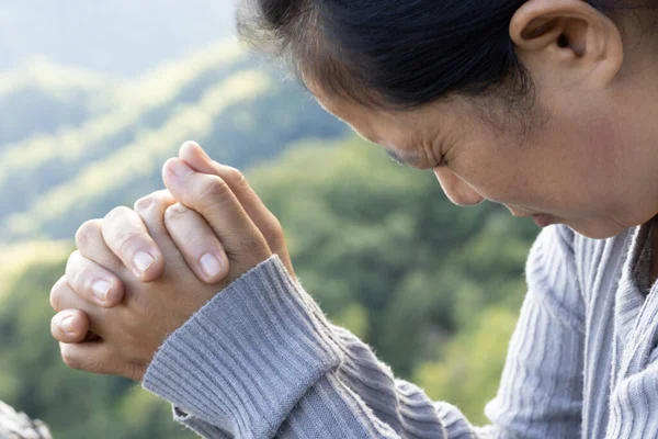 Mulher Orando Adorando Deus Montanha Por Uma Boa Vida — Fotografia de Stock