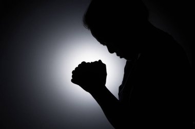 Kızın silueti, genç bir kadın başını eğip Tanrı 'ya dua etmiş. Tanrı 'ya dua eden kadın katolik inançla şafak vakti evde daha iyi bir hayat diler..