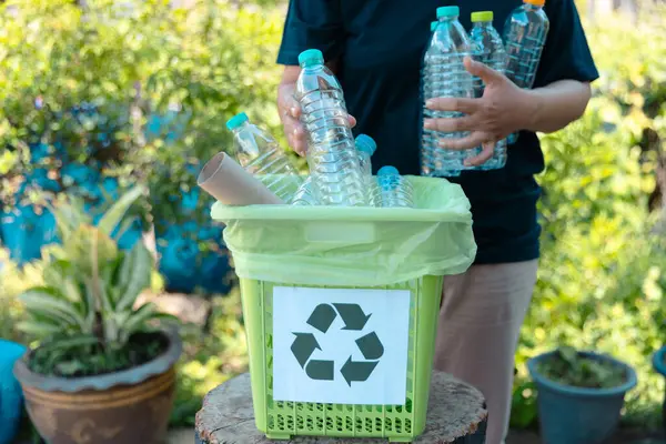 リサイクル 再利用のためのプラスチックびんの廃棄物 ボランティアは公園の段ボール箱にプラスチックボトルを貯蔵する 廃棄物 リサイクル 廃棄物管理 良心について — ストック写真