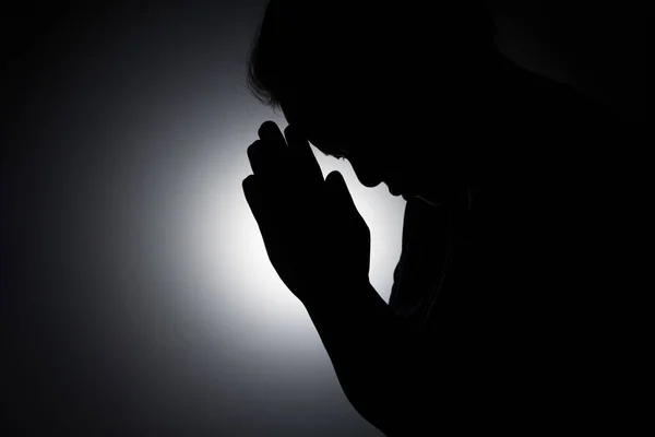 Kızın Silueti Genç Bir Kadın Başını Eğip Tanrı Dua Etmiş — Stok fotoğraf