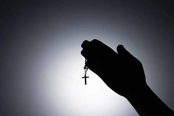 Mani Preghiera Possesso Rosario Close Tenendo Collana Con Croce Pregare — Foto Stock