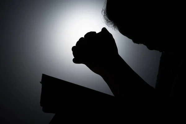 Profilowa Sylwetka Dziewczyny Młoda Kobieta Opuściła Głowę Modliła Się Boga — Zdjęcie stockowe