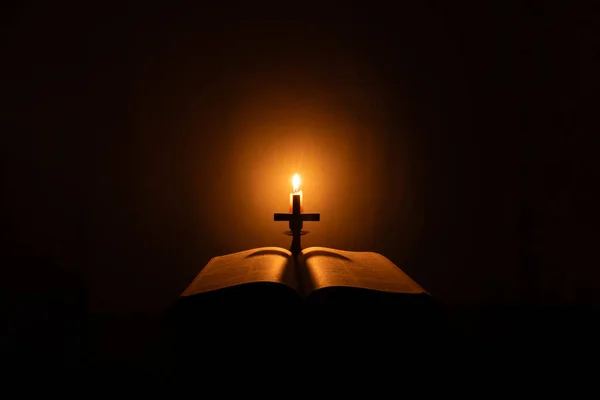 Зажгите Свечу Священной Библией Крестом Распятием Старом Деревянном Фоне Церкви — стоковое фото
