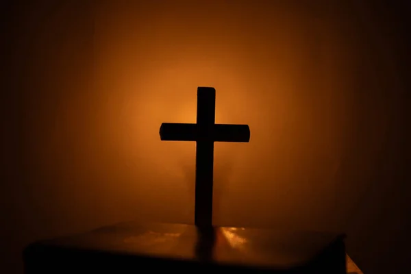 Luz Vela Com Bíblia Sagrada Cruz Crucifixo Fundo Madeira Velha — Fotografia de Stock