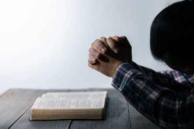 Hristiyan hayatı, Tanrı 'ya dua etmek. Daha iyi bir hayat dilemek için Tanrı 'ya dua et. Kadın elleri İncil 'le Tanrı' ya dua ediyor. Bağışlanmak için yalvarıyor ve iyiliğe inanıyordu..