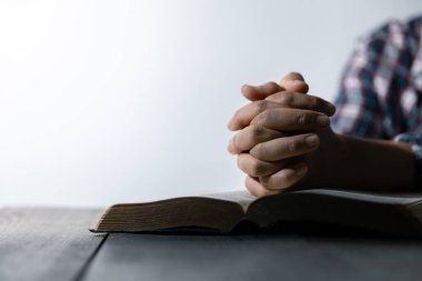 Hristiyan hayatı, Tanrı 'ya dua etmek. Daha iyi bir hayat dilemek için Tanrı 'ya dua et. Kadın elleri İncil 'le Tanrı' ya dua ediyor. Bağışlanmak için yalvarıyor ve iyiliğe inanıyordu..