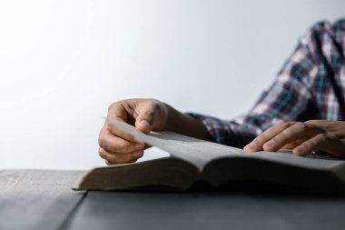 Hristiyan hayatı, Tanrı 'ya dua etmek. Daha iyi bir hayat dilemek için Tanrı 'ya dua et. Kadın elleri İncil 'le Tanrı' ya dua ediyor. Bağışlanmak için yalvarıyor ve iyiliğe inanıyordu..