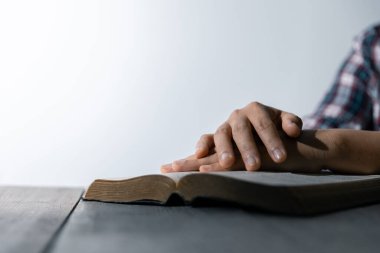 Hristiyan hayatı, Tanrı 'ya dua etmek. Daha iyi bir hayat dilemek için Tanrı 'ya dua et. Kadın elleri İncil 'le Tanrı' ya dua ediyor. Bağışlanmak için yalvarıyor ve iyiliğe inanıyordu..