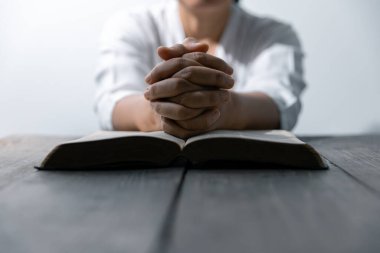 Hristiyan hayatı, Tanrı 'ya dua etmek. Daha iyi bir hayat dilemek için Tanrı 'ya dua et. Kadın elleri İncil 'le Tanrı' ya dua ediyor. Bağışlanmak için yalvarıyor ve iyiliğe inanıyordu..