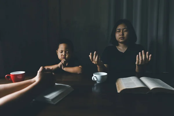 Família Cristã Rezando Juntos Conceito Criança Mãe Adoram Deus Casa — Fotografia de Stock