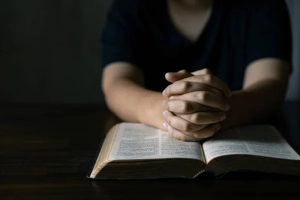Manos Juntas Oración Dios Junto Con Biblia Concepto Cristiano Espiritualidad —  Fotos de Stock