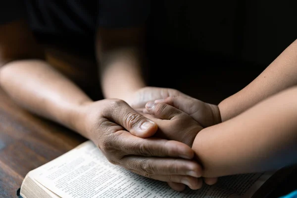 Família Cristã Rezando Juntos Conceito Criança Mãe Adoram Deus Casa — Fotografia de Stock