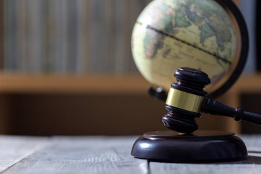 Çevre hukuku, yasanın çevreye koruma sağlayan yönlerini kapsayan kolektif bir terimdir. Küresel doğa hukuku ve çevresel yargı kavramı.