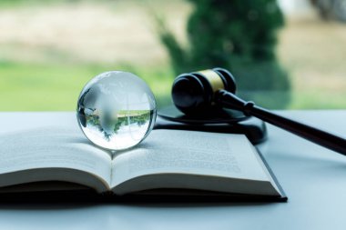 Çevre hukuku, yasanın çevreye koruma sağlayan yönlerini kapsayan kolektif bir terimdir. Küresel doğa hukuku ve çevresel yargı kavramı.