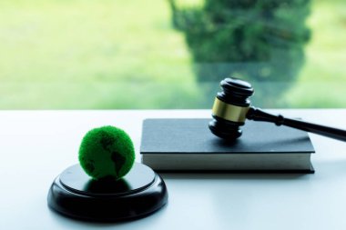 Çevre hukuku, yasanın çevreye koruma sağlayan yönlerini kapsayan kolektif bir terimdir. Küresel doğa hukuku ve çevresel yargı kavramı.