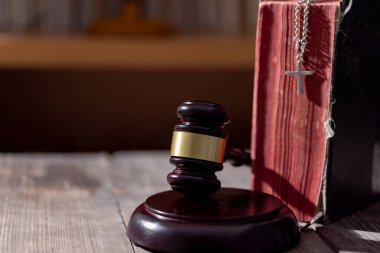 Kutsal İncil kitabı ve arka plandaki yargıç tokmağı. Yargı sistemi, anayasa, demokrasi, hukukun üstünlüğü. Fotoğrafta hiç insan yok. Eklemek için boş alan var.