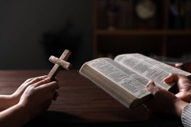 Farklı kadınlardan oluşan bir grup birlikte dua ediyor, Hıristiyanlar ve İncil okuyor..