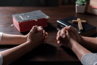 Farklı kadınlardan oluşan bir grup birlikte dua ediyor, Hıristiyanlar ve İncil okuyor..