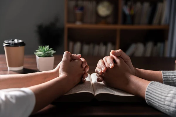 Grupo Diferentes Mulheres Orando Juntas Cristãos Conceito Estudo Bíblico — Fotografia de Stock