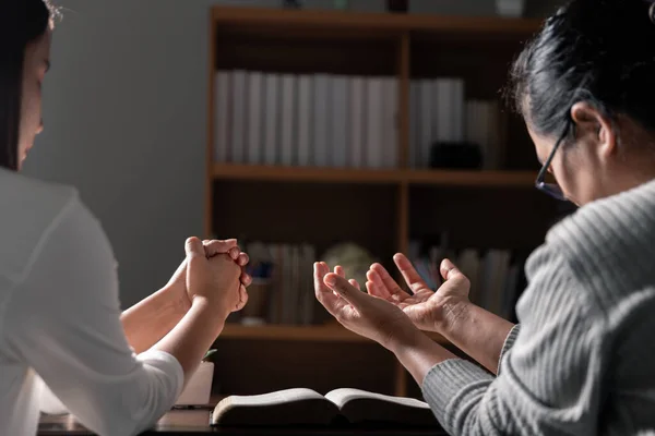 Група Різних Жінок Молиться Разом Християн Біблійне Вивчення Концепції — стокове фото