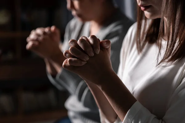 異なる女性のグループで一緒に祈ります クリスチャンと聖書研究の概念 — ストック写真