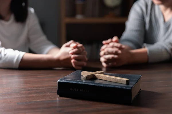 不同的妇女群体一起祈祷 基督教和圣经研究的概念 — 图库照片