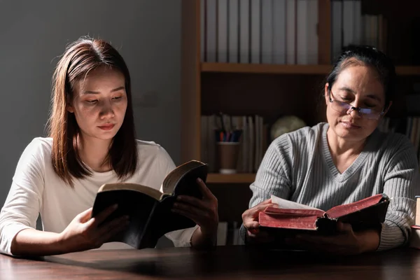 Grupo Diferentes Mujeres Orando Juntas Cristianos Concepto Estudio Biblia — Foto de Stock