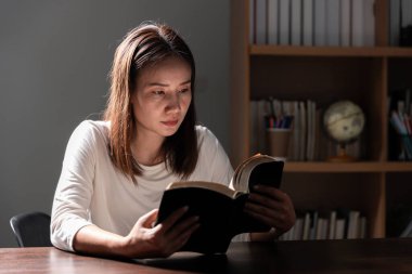 Hristiyan hayatı, Tanrı 'ya dua etmek. Daha iyi bir hayat dilemek için Tanrı 'ya dua et. Kadın elleri İncil 'le Tanrı' ya dua ediyor. Bağışlanmak için yalvarıyor ve iyiliğe inanıyordu..