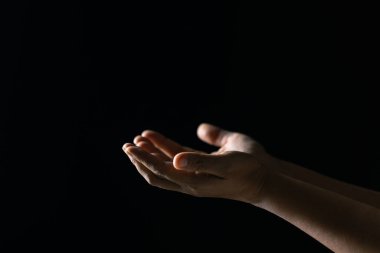 Hristiyan hayatı, Tanrı 'ya dua etmek. Daha iyi bir hayat dilemek için Tanrı 'ya dua et. Kadın elleri İncil 'le Tanrı' ya dua ediyor. Bağışlanmak için yalvarıyor ve iyiliğe inanıyordu..