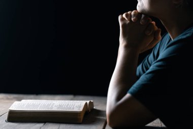 Hristiyan hayatı, Tanrı 'ya dua etmek. Daha iyi bir hayat dilemek için Tanrı 'ya dua et. Kadın elleri İncil 'le Tanrı' ya dua ediyor. Bağışlanmak için yalvarıyor ve iyiliğe inanıyordu..